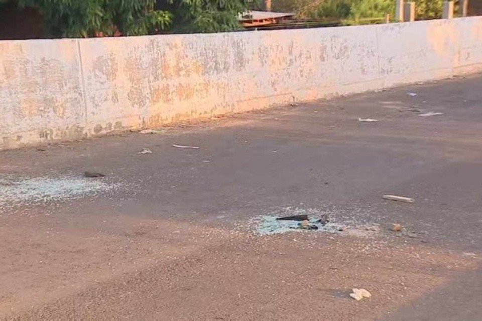 A rua em que aconteceu o crime ficou com marcas das agresses (foto: RBS TV/Reproduo)