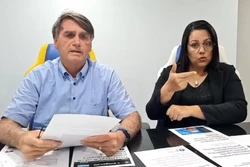 Sem comentar sobre agressão, Bolsonaro usa live para criticar esquerda (Foto: Reprodução)
