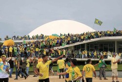 Em 8 de janeiro de 2023, um grupo de apoiadores do ex-presidente Jair Bolsonaro (PL) invadiu e depredou as sedes dos trs Poderes - (crdito: AFP)
