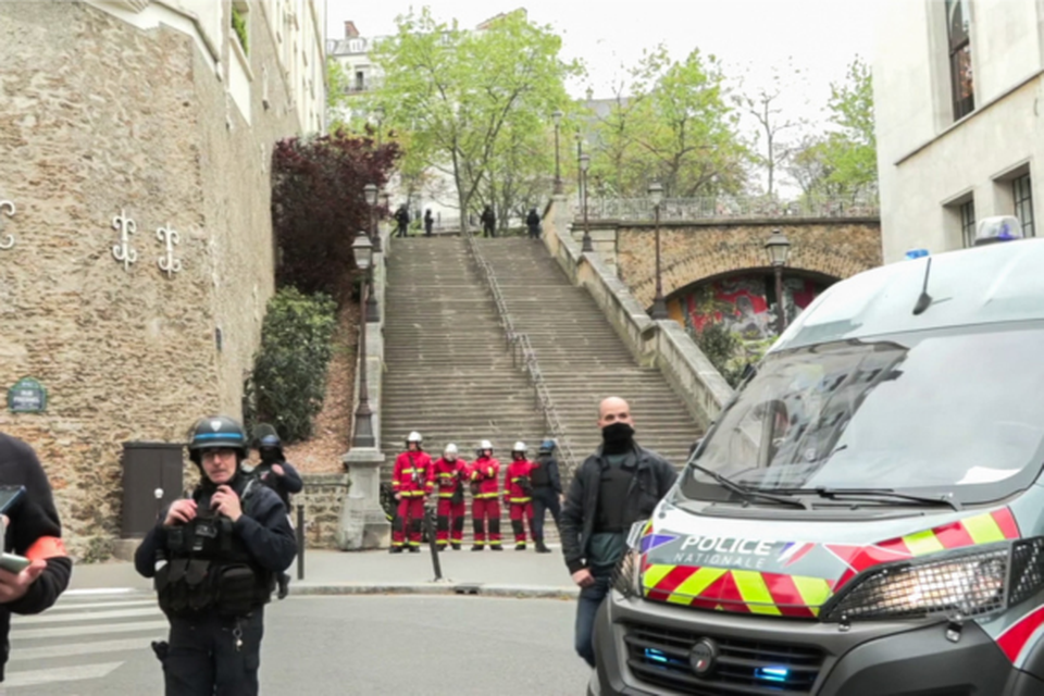 Permetro de segurana policial prximo ao consulado do Ir em Paris, pois uma pessoa era suspeita de entrar no prdio com explosivos
 (Crdito: LAETITIA PERON, FABIEN DALLOT / AFPTV / AFP)