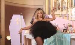 Sabrina Carpenter faz dana sensual em igreja e  criticada
