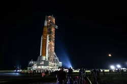 Novo foguete da NASA já está posicionado para decolagem à Lua em 12 dias (Crédito: CHANDAN KHANNA/AFP)
