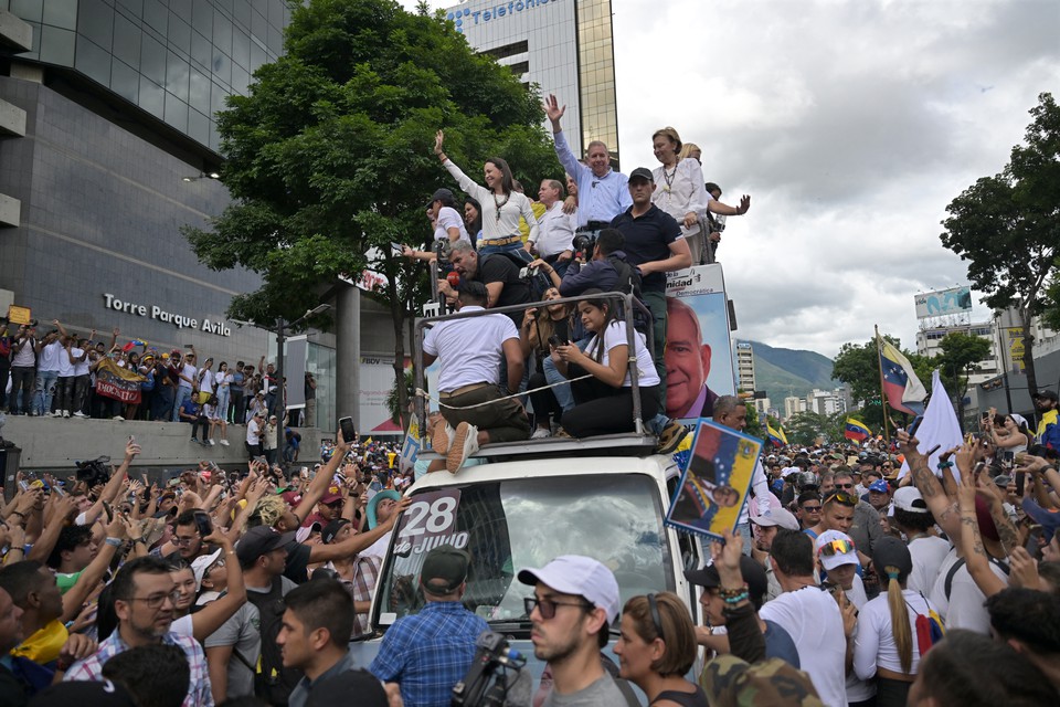 
Apoiadores de Gonzlez Urrutia e da lder opositora Mara Corina Machado se concentraram em Caracas e em outras cidades venezuelanas (foto: Juan BARRETO / AFP)