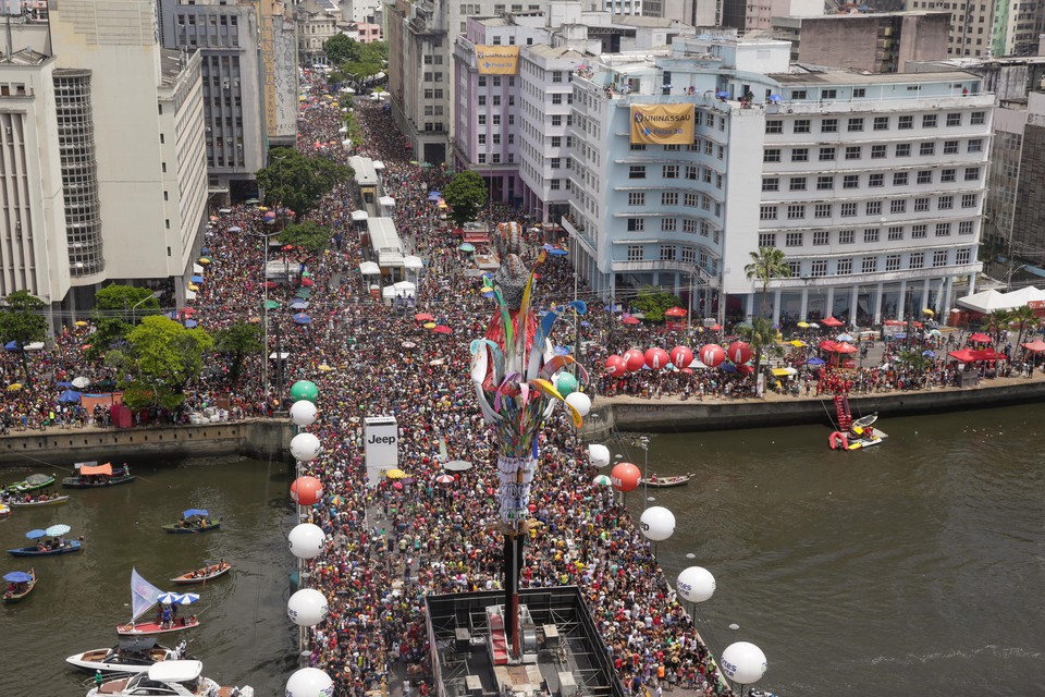 Multidão lotou o Centro do Recife no desfile do Galo (Foto: Rafael Vieira/DP)
