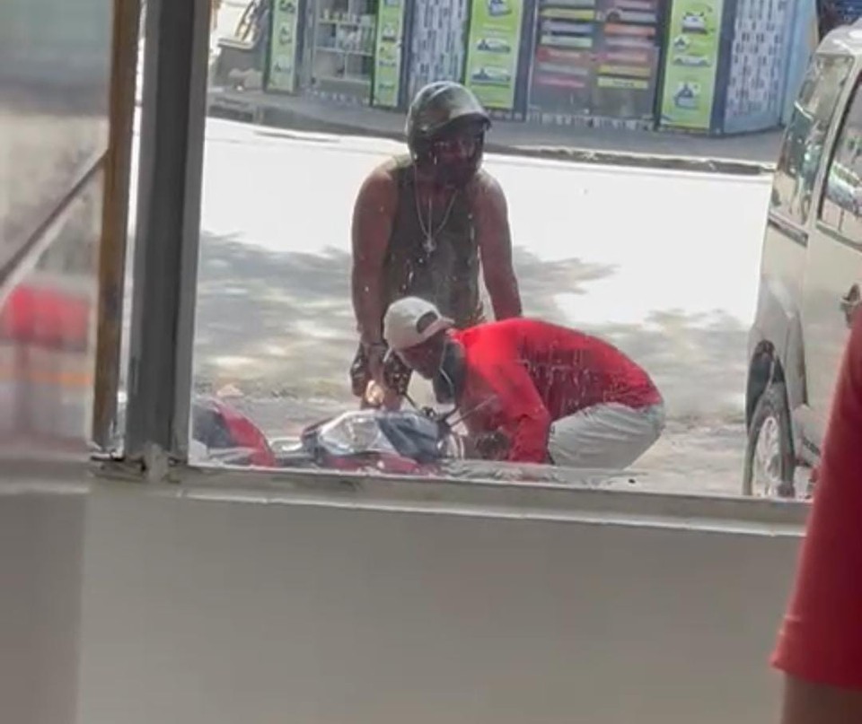 Quando o criminoso vai puxar a arma, dois policiais que estavam  paisana agiram e o imobilizaram (Foto: Reproduo/Whatsapp)