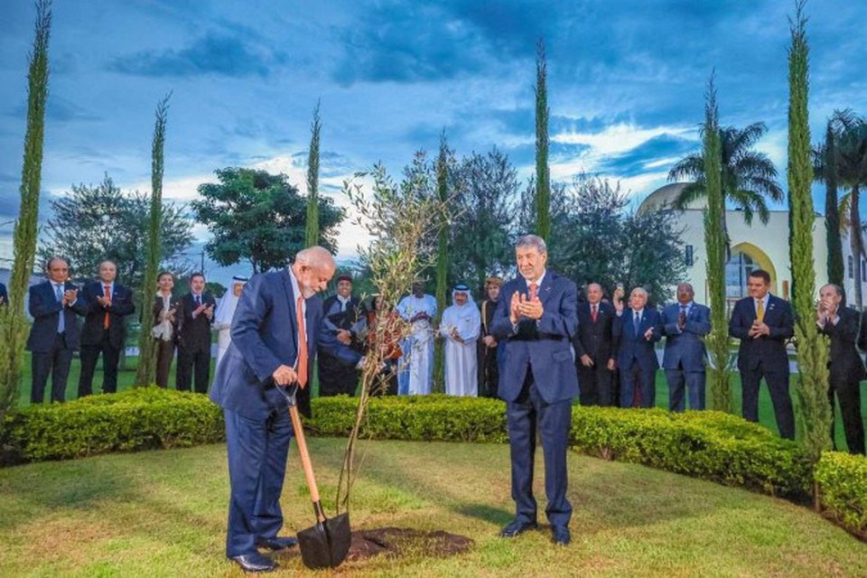 

Alzeben sobre Lula: "Ns agradecemos ao presidente por suas posies honrosas e consistentes em defesa da paz, dos direitos humanos e do direito internacional"  (foto: Ricardo Stuckert)