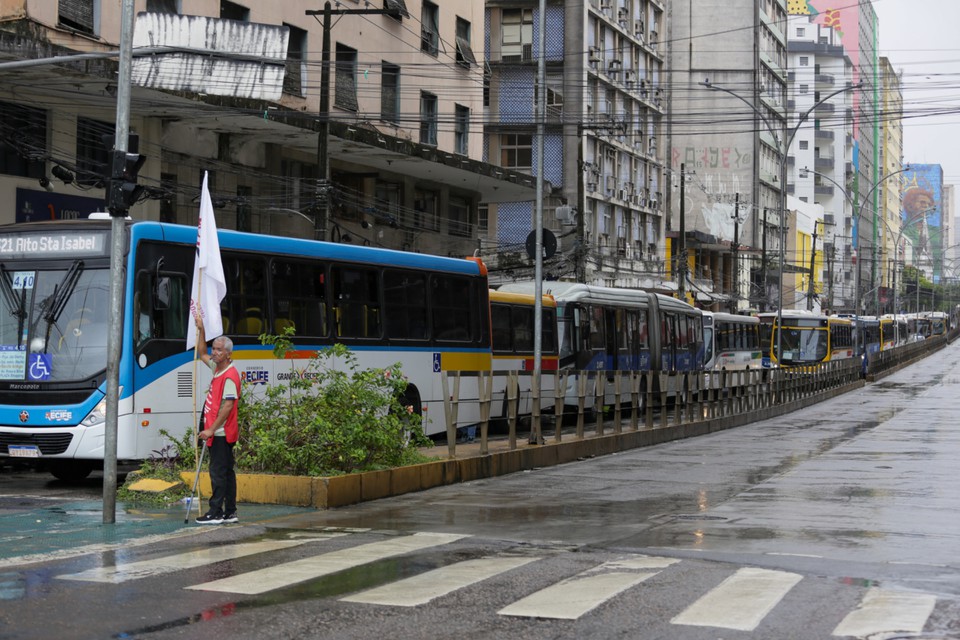 Nesta quinta-feira (8), o Grande Recife Consrcio de Transportes (GRCT) pediu o percentual de frota mnima para os dias de paralisao dos rodovirios (Foto: Rafael Vieira/DP)
