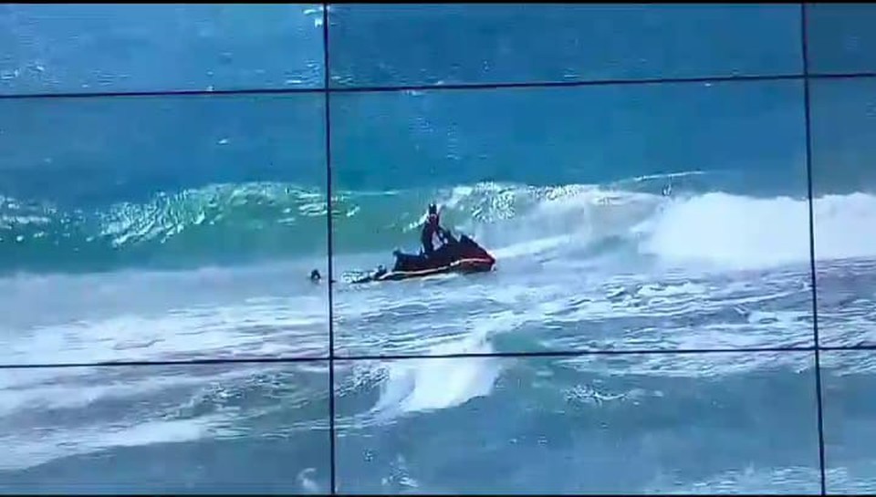 Um vdeo que circula nas redes sociais mostra o momento em que os socorristas fazem o resgate dos dois turistas em alto mar (Foto: Reproduo/Redes Sociais )