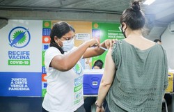 Com migração para unidades de saúde, Recife desmobiliza centros de imunização de adultos (Capital pernambucana possui 83,9% de sua população vacinável acima de 12 anos com esquema vacinal completo. Foto: Ikamahã / Secretaria de Saúde de Recife.)