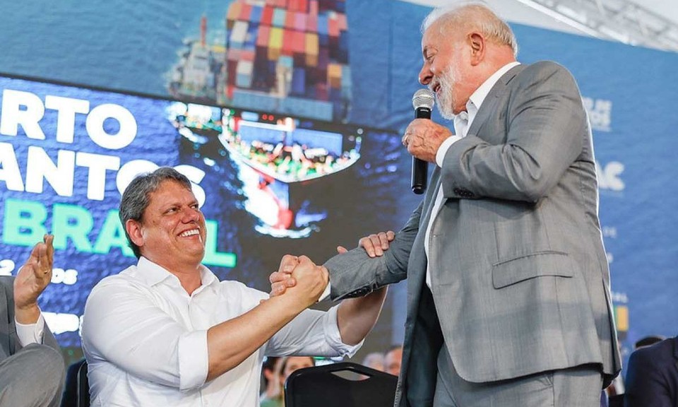 
Tarcsio e Lula fizeram acenos durante evento no porto de Santos (foto: Ricardo Stuckert / PR)