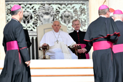 O Papa Francisco observa durante a audincia geral semanal em 15 de maio de 2024 na praa de So Pedro, no Vaticano.