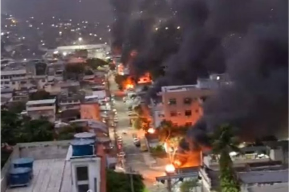 Complexo do Alemo e da Penha em chamas aps operao policial (Crdito: Reproduo)