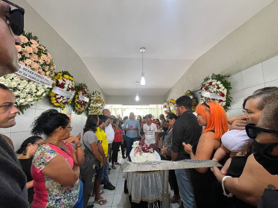 Velório aconteceu em Santo Amaro  (Foto: Romulo Chico/DP)