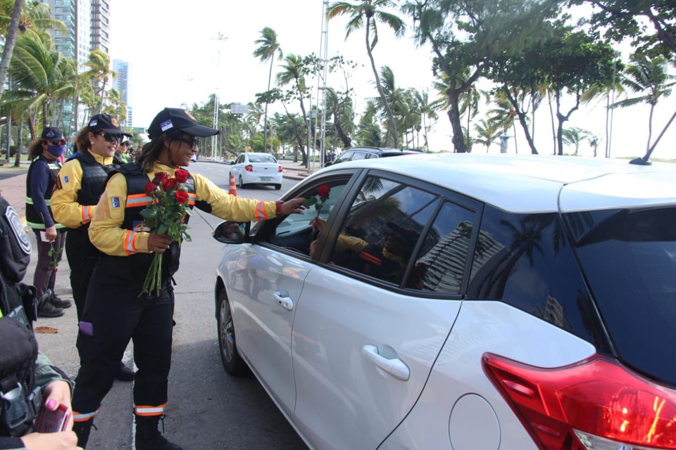 Agentes entregaram rosas para motoristas, em ao do Detran  (Foto: Paula Losada/DP)