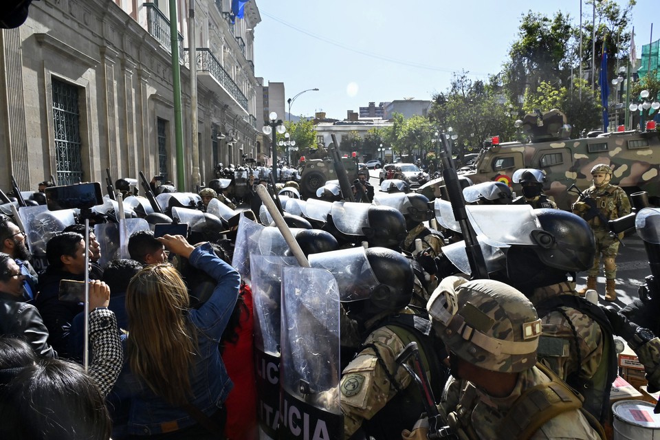 Tropas militares em La Paz, na Bolvia  (foto: AIZAR RALDES / AFP)