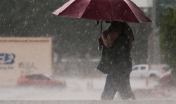 Apac alerta para pancadas de chuva morderadas a pontualmente fortes em trs regies do estado neste domingo (19)  (foto: Marcello Casal Jr/Agncia Brasil)