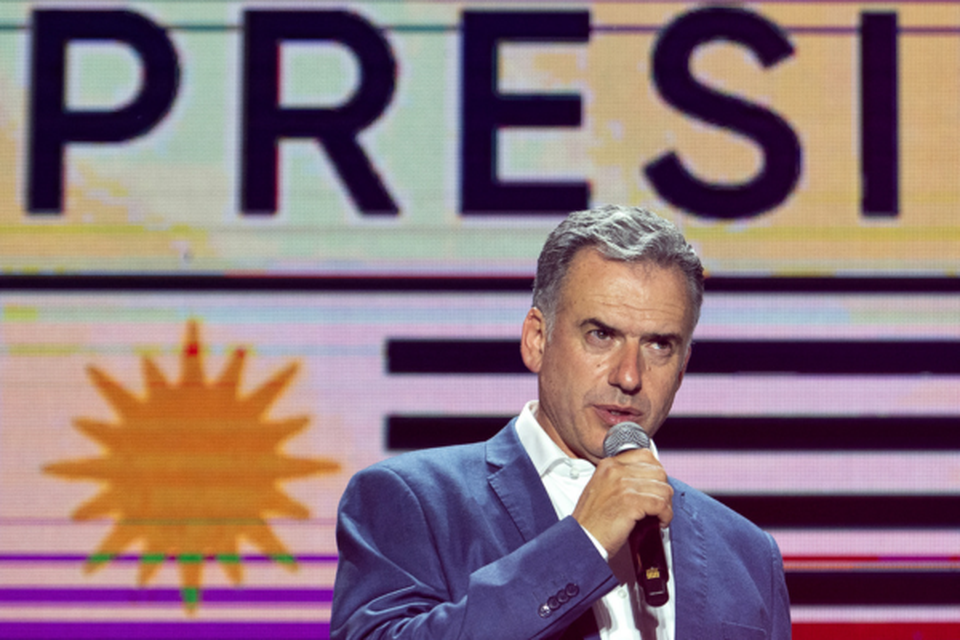 O presidente eleito do Uruguai, Yamandu Orsi, da coalizo Frente Amplio, faz seu discurso de vitria aps o segundo turno das eleies presidenciais (Crdito: Santiago Mazzarovich / AFP)