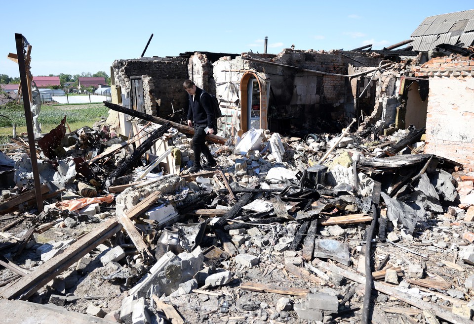 Um residente local examina uma casa destruda por um ataque de msseis na aldeia de Krasylivka, regio de Kiev, em meio  invaso russa na Ucrnia (Foto: ANATOLII STEPANOV / AFP
)