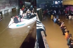 Um vdeo que circula nas redes sociais mostra o momento em que voluntrios fazem cordo humano e puxam os barcos com os resgatados.