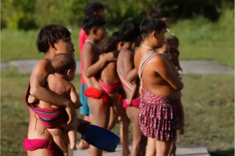 Mulheres e crianas yanomami em Surucucu, na Terra Indgena Yanomami (Crdito: Fernando Frazo/Agncia Brasil)