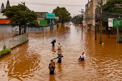 Quase 70 mil desalojados e mais de um milho de lares sem gua por chuvas no Brasil (Foto: CARLOS FABAL/AFP)