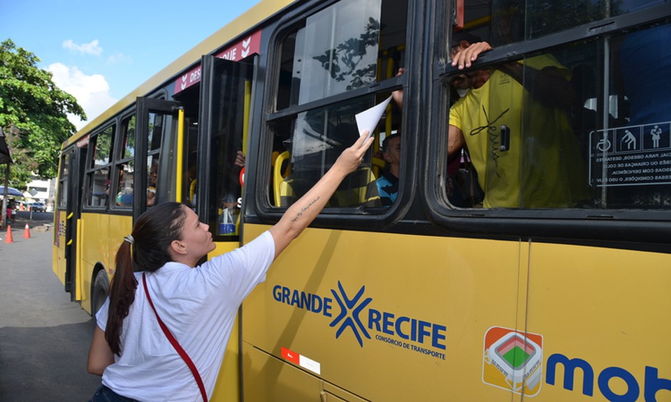 Tcnicos de educao e fiscalizao do municpio entregaram panfletos e proferiram mini palestras alertando para os riscos (Foto: Paulo Maciel/Grande Recife Consrcio de Transportes)
