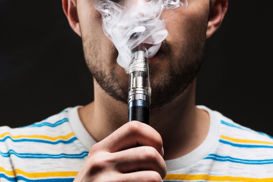 Cigarros eletrônicos chegaram ao mercado com a promessa de serem menos agressivos que o cigarro comum (Crédito: Freepik) Cigarros eletrônicos chegaram ao mercado com a promessa de serem menos agressivos que o cigarro comum (Crédito: Freepik)