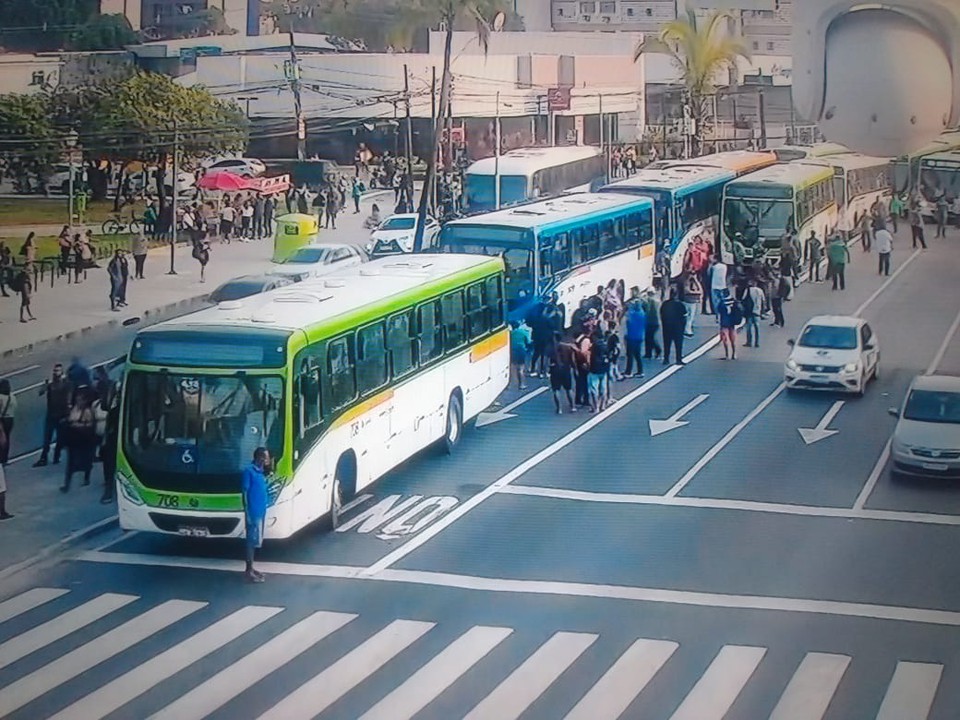 Imagens de cmeras de trnsito mostram nibus enfileirados  (Foto: Reproduo)