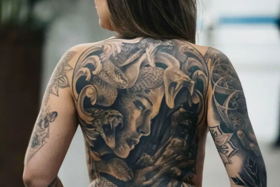 A maioria das pessoas faz sua primeira tatuagem ainda jovem, o que significa que voc fica exposto  tinta de tatuagem durante grande parte de sua vida (Crdito: Tattoo Week/Divulgao)