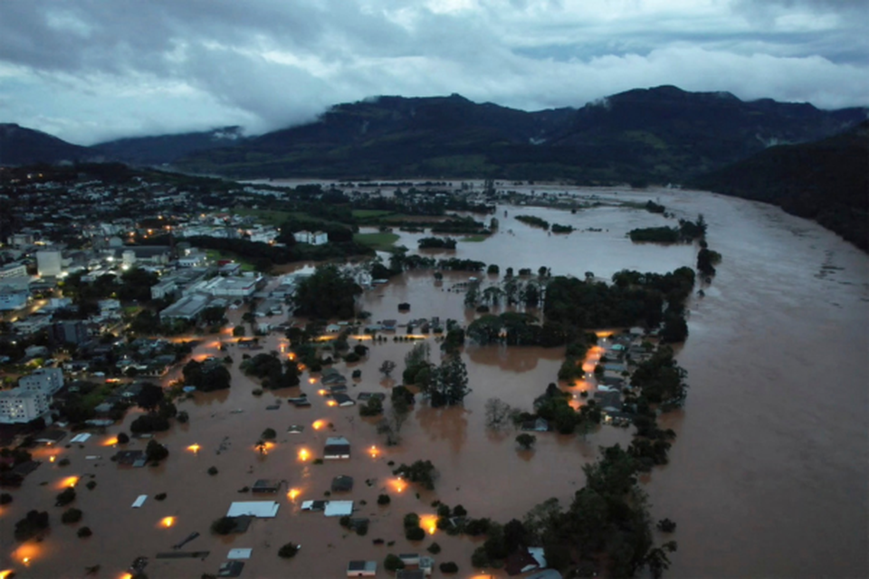 Vista area mostra reas alagadas na cidade de Encantado, Rio Grande do Sul, Brasil, em 1 de maio de 2024 (Crditos: Gustavo Ghisleni / AFP)