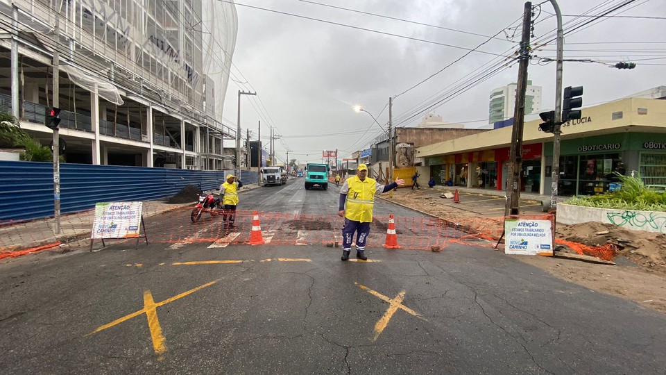Trecho da Avenida Getlio Vargas foi interditado  (Foto: Prefeitura de Olinda)