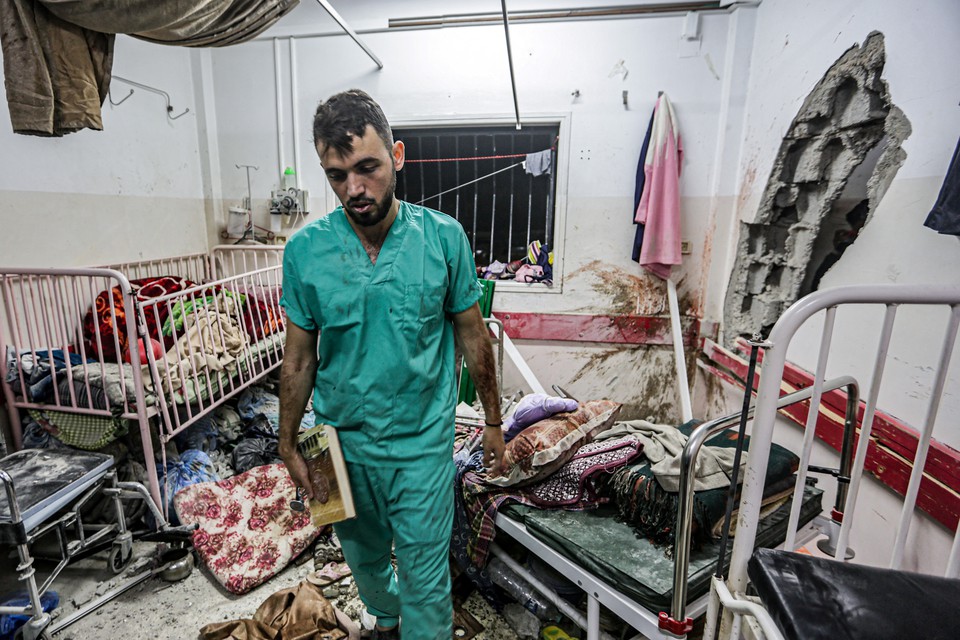 Complexo Mdico Nasser  o maior da cidade de Khan Younis, no sul de Gaza (Foto: STRINGER / AFP)