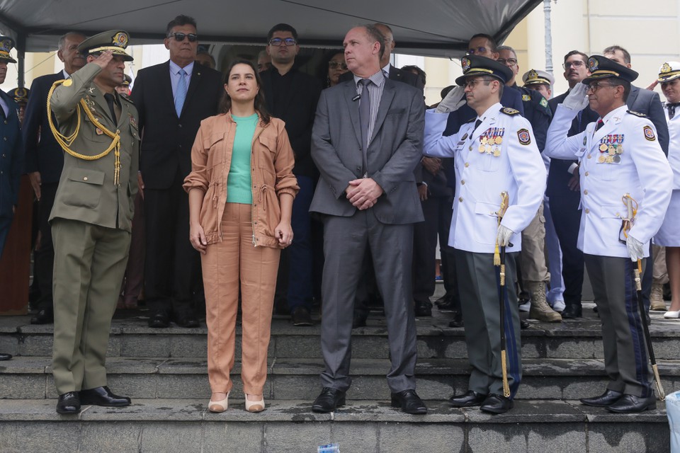 Governadora Raquel Lyra (PSDB), durante a posse do novo comandante-geral da PM (Foto: Rafael Vieira/DP)
