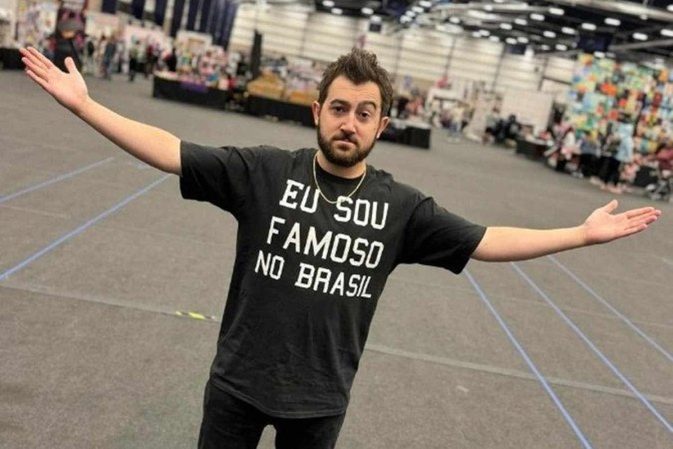 
O ator que interpretou Greg celebrou o ganho de seguidores e mandou outra mensagem ao Brasil, se disponibilizando para vir a Comic Con (foto: Reproduo/Instagram)