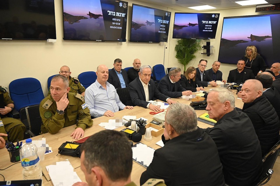 O gabinete de guerra do primeiro-ministro israelense, Benjamin Netanyahu, reunido em Tel Aviv (ISRAELI PRIME MINISTER OFFICE / AFP
)