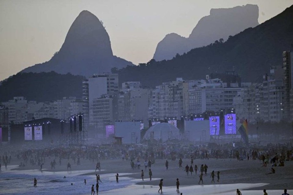 Vista geral da Praia do Leme durante o pr do sol antes do mega show gratuito da estrela pop norte-americana Madonna para encerrar sua turn 'Celebration' na praia de Copacabana, no Rio de Janeiro, Brasil, em 4 de maio de 2024. ((Foto: MAURO PIMENTEL / AFP))