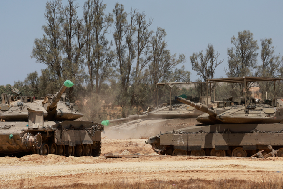 Tanques do exrcito israelense tomam posio no sul de Israel, perto da fronteira com a Faixa de Gaza (Crdito: MENAHEM KAHANA / AFP)