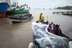 Tempestade Bonnie deixa 3 mortos na Nicarágua e em El Salvador (Foto: OSWALDO RIVAS / AFP)
