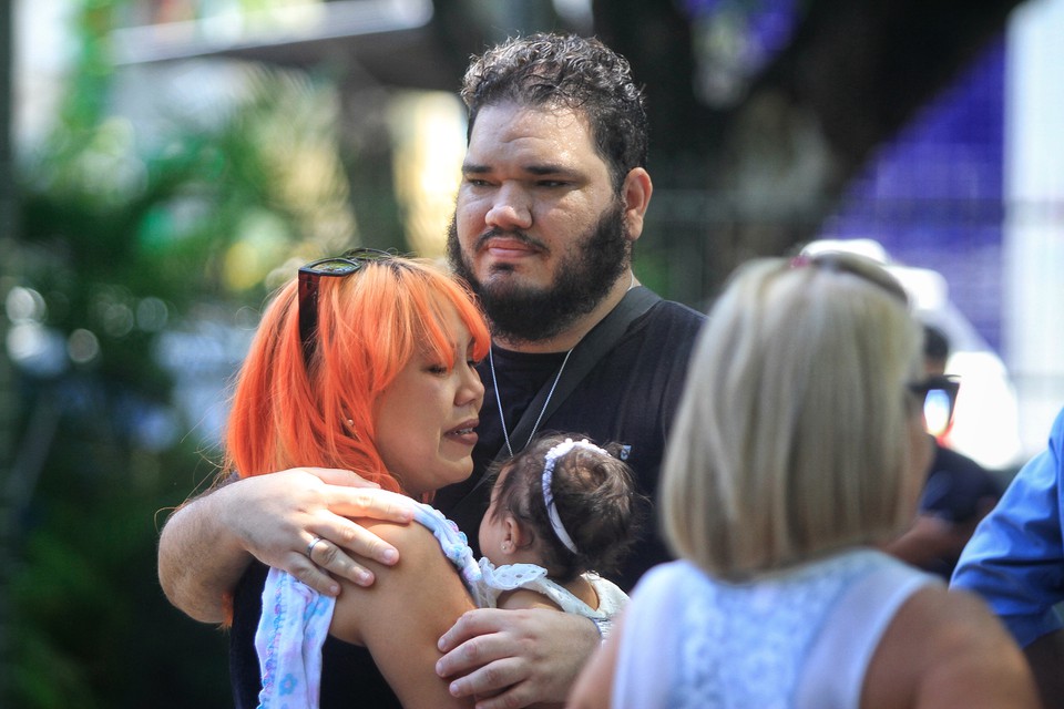 Dor e emoção marcaram a despedida de parentes e amigos à professora Dávine Muniz  (Foto: Romulo Chico/DP )