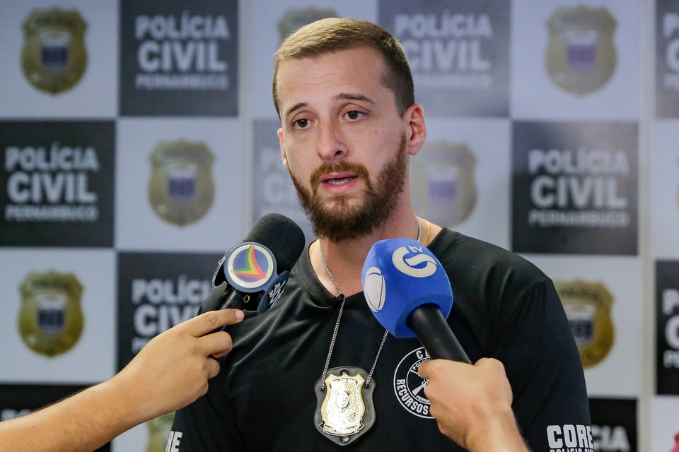 O delegado Rual Carvalho deu detalhes sobre as investigaes que resultaram nas prises de integrantes da torcida organizada do Sport  (Foto: Rafael Vieira/DP)