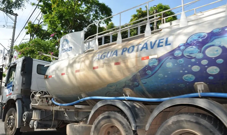 Carro-pipa  terceiro tipo de abastecimento mais importante para o estado (Foto: Divulgao)