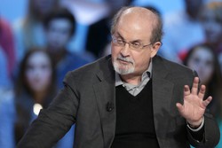 Escritor Salman Rushdie em estado grave após ser esfaqueado (Foto: Kenzo TRIBOUILLARD / AFP)