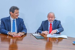 
Para Lula, "Haddad, em vez de ler um livro, tem que perder algumas horas conversando no Senado e na Cmara" 