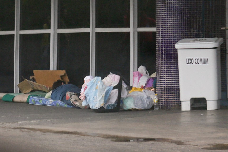 Acompanhantes levam objetos para frente de hospitais pblicos (Foto: Rafael Vieira)