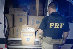 Van com 66 mil maos de cigarro chins  apreendida em Sertnia (PRF/divulgao)