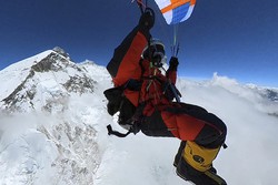 Parapentista salta pela primeira vez legalmente do topo do Everest (Foto: Pierre Carter / AFP
)