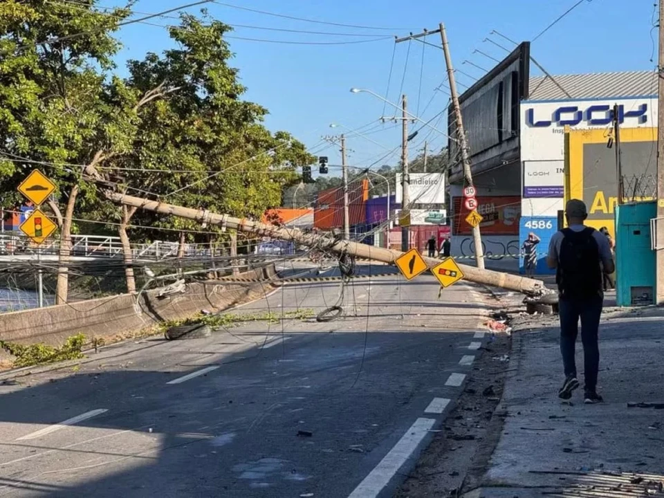 Poste ficou atravessado depois da coliso da Porshe (Crdito: Reproduo / TV Tem)