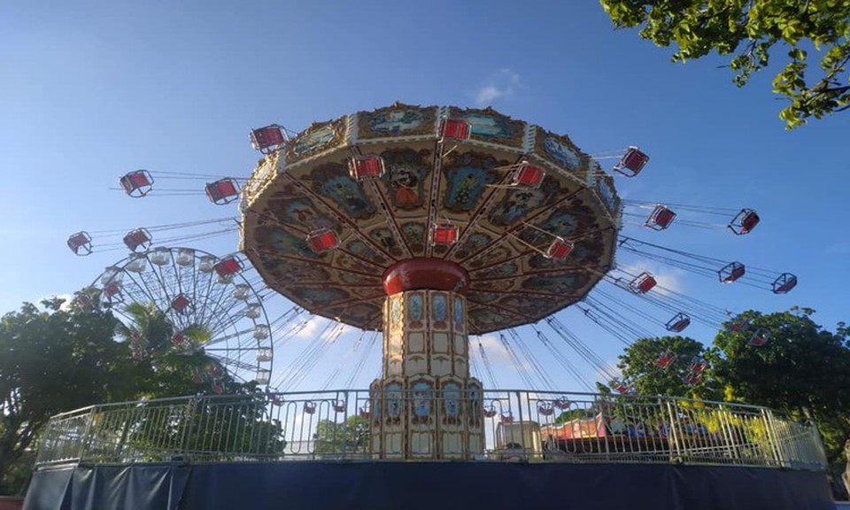 O acidente aconteceu quando um dos assentos do brinquedo chamado de "Wave Swinger" se soltou (Foto: Reprodução)