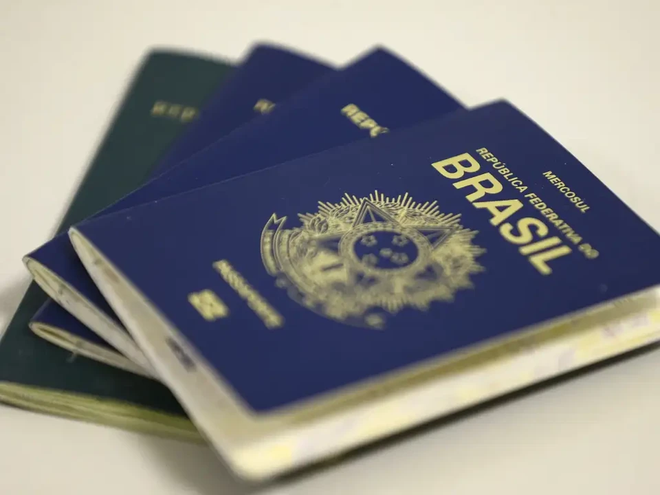 Passaporte brasileiro (foto: Marcelo Camargo/Agncia Brasil)
