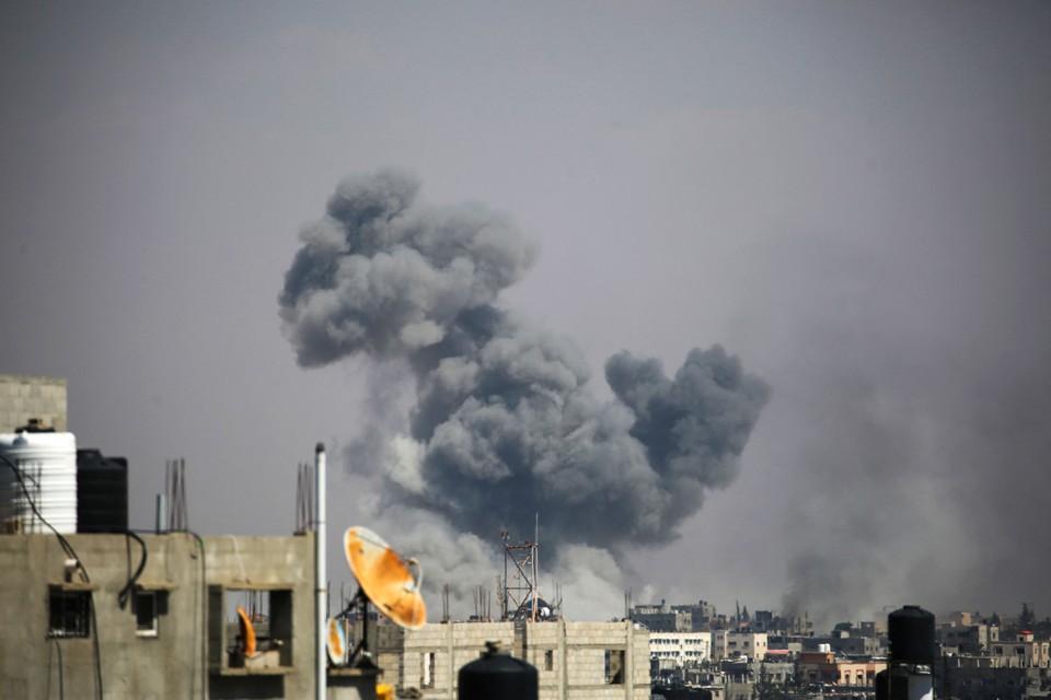 Ondas de fumaa dos ataques israelenses no leste de Rafah, no sul da Faixa de Gaza (Foto: AFP)